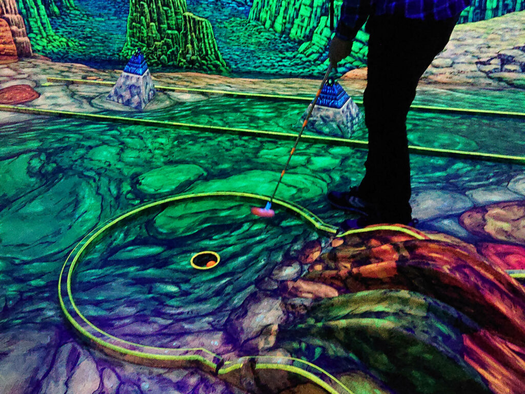 3D-Schwarzlicht-Minigolf | Einlochen