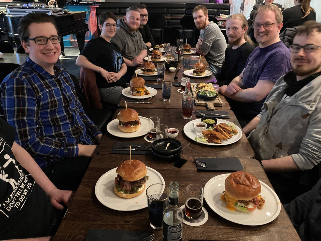 Anschließendes Teamfoto beim Burger essen